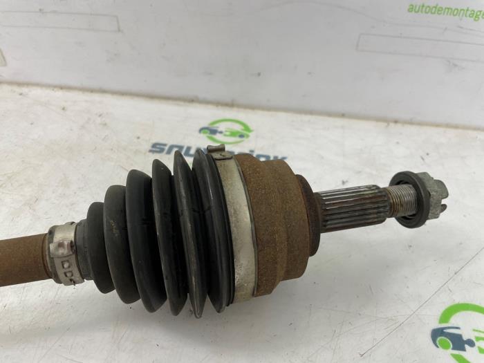 Drivaxel, vänster fram från en Dacia Sandero III 1.0 TCe 90 12V 2024