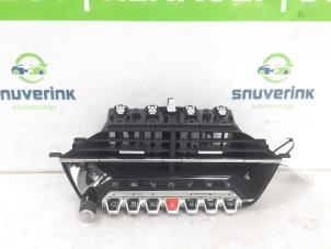 Gebruikte Luchtrooster Dashboard Peugeot 208 II (UB/UH/UP) e-208 50 kWh Prijs € 50,00 Margeregeling aangeboden door Snuverink Autodemontage