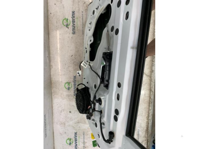 Dörr, 4-dörrars, vänster fram från en Peugeot 208 II (UB/UH/UP) 1.2 Vti 12V PureTech 75 2020