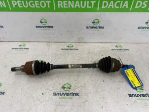 Begagnade Drivaxel, vänster fram Peugeot 208 II (UB/UH/UP) 1.2 Vti 12V PureTech 75 Pris € 175,45 Inklusive moms erbjuds av Snuverink Autodemontage