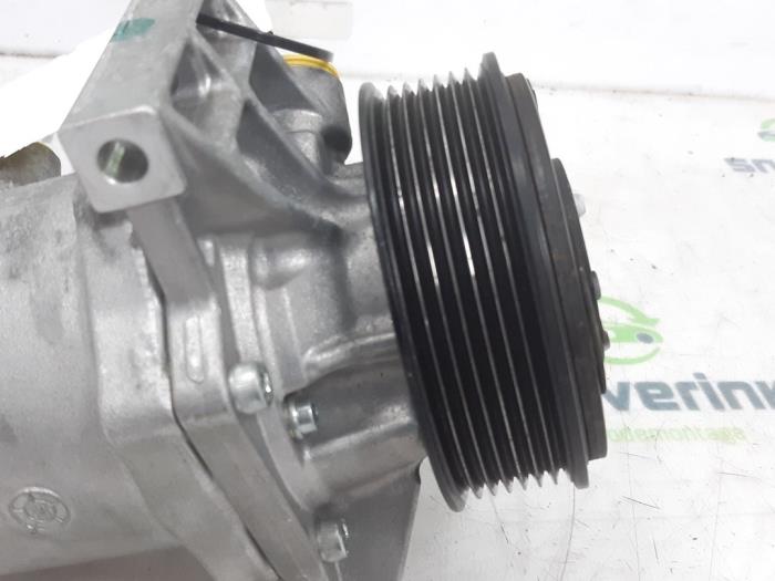 Luftkonditioneringspump från en Dacia Sandero III 1.0 TCe 90 12V 2024