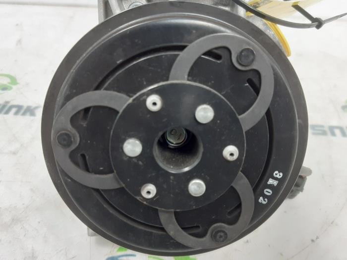 Luftkonditioneringspump från en Dacia Sandero III 1.0 TCe 90 12V 2024