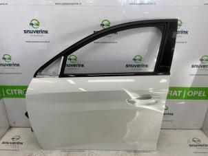 Begagnade Dörr, 4-dörrars, vänster fram Peugeot 208 II (UB/UH/UP) e-208 50 kWh Pris € 665,50 Inklusive moms erbjuds av Snuverink Autodemontage