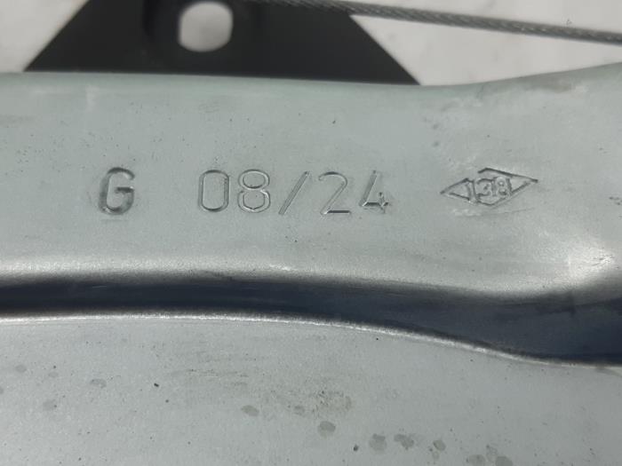 Fönstermekanism, 4-dörrars, vänster fram från en Dacia Sandero III 1.0 TCe 90 12V 2024