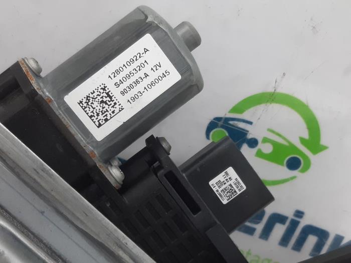 Fönstermekanism, 4-dörrars, vänster fram från en Dacia Sandero III 1.0 TCe 90 12V 2024