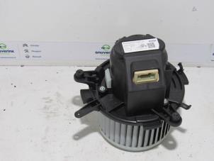 Gebruikte Kachel Ventilatiemotor Peugeot 5008 II (M4/MC/MJ/MR) 1.2 12V e-THP PureTech 130 Prijs € 60,50 Inclusief btw aangeboden door Snuverink Autodemontage