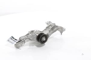 Gebruikte Dynamosteun boven Peugeot 3008 II (M4/MC/MJ/MR) 1.6 16V HYbrid 225 Prijs € 39,98 Margeregeling aangeboden door Snuverink Autodemontage