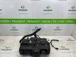 Używane Zbiornik AdBlue Renault Trafic (1FL/2FL/3FL/4FL) 1.6 dCi 125 Twin Turbo Cena € 356,93 Z VAT oferowane przez Snuverink Autodemontage