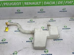 Gebruikte Ruitensproeiertank voor Renault Trafic (1FL/2FL/3FL/4FL) 1.6 dCi 95 Prijs € 60,50 Inclusief btw aangeboden door Snuverink Autodemontage