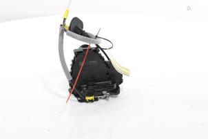 Używane Mechanizm blokady drzwi prawych przednich wersja 4-drzwiowa Renault Austral 1.2 E-Tech Full Hybrid 200 Cena € 151,25 Z VAT oferowane przez Snuverink Autodemontage