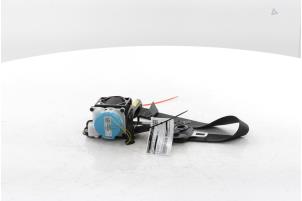 Begagnade Främre säkerhetsbälte, höger Toyota Yaris IV (P21/PA1/PH1) 1.5 12V Hybrid 115 Pris € 195,00 Marginaltabell erbjuds av Snuverink Autodemontage