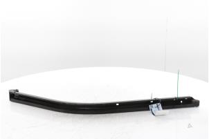 Begagnade Skena, skjutdörr, höger Peugeot Partner (EF/EU) 1.5 BlueHDi 75 Pris € 48,40 Inklusive moms erbjuds av Snuverink Autodemontage