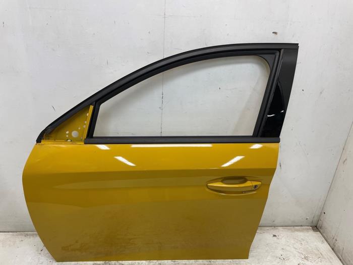 Dörr, 4-dörrars, vänster fram från en Peugeot 208 II (UB/UH/UP) 1.2 Vti 12V PureTech 100 2021