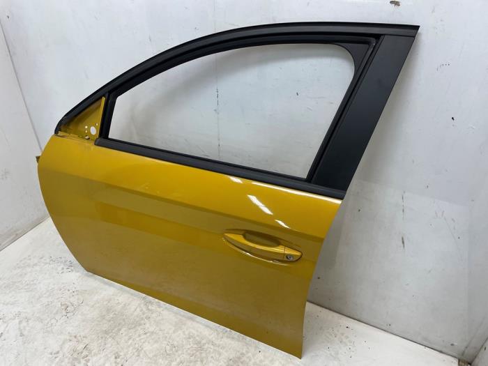 Dörr, 4-dörrars, vänster fram från en Peugeot 208 II (UB/UH/UP) 1.2 Vti 12V PureTech 100 2021