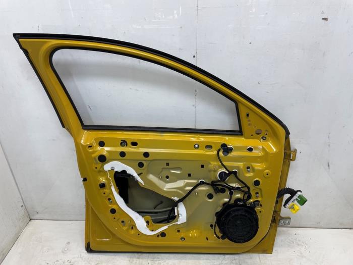 Dörr, 4-dörrars, vänster fram från en Peugeot 208 II (UB/UH/UP) 1.2 Vti 12V PureTech 100 2021