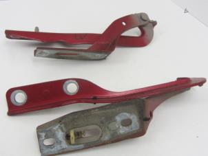 Gebruikte Motorkap Scharnier Peugeot 307 (3A/C/D) 1.6 16V Prijs € 25,33 Margeregeling aangeboden door Snuverink Autodemontage