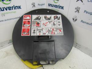 Gebruikte Krik Renault Clio III (BR/CR) 1.5 dCi 85 Prijs € 25,33 Margeregeling aangeboden door Snuverink Autodemontage