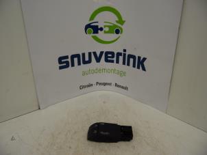 Begagnade Rattmonterad radiostyrning Renault Twingo II (CN) 1.5 dCi 90 FAP Pris € 34,99 Marginaltabell erbjuds av Snuverink Autodemontage