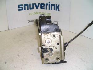 Begagnade Dörrlåsmekanism, 4-dörrars, höger fram Renault Laguna II Grandtour (KG) 2.0 16V Turbo Pris € 25,33 Marginaltabell erbjuds av Snuverink Autodemontage
