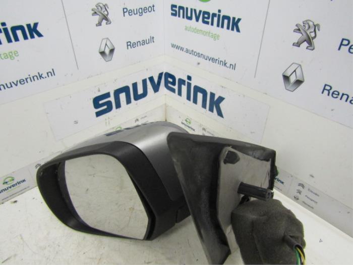 Buitenspiegel links van een Dacia Dokker (0S) 1.2 TCE 16V 2015