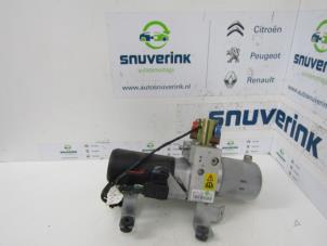 Gebruikte Cabriodak Motor Renault Megane II CC (EM) 2.0 16V Turbo Prijs € 200,00 Margeregeling aangeboden door Snuverink Autodemontage