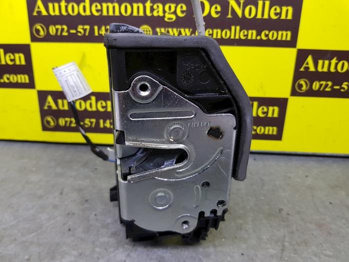 Dörrlåsmekanism, 2-dörrars, höger från en BMW 1 serie (F20) 114d 1.5 12V TwinPower 2016