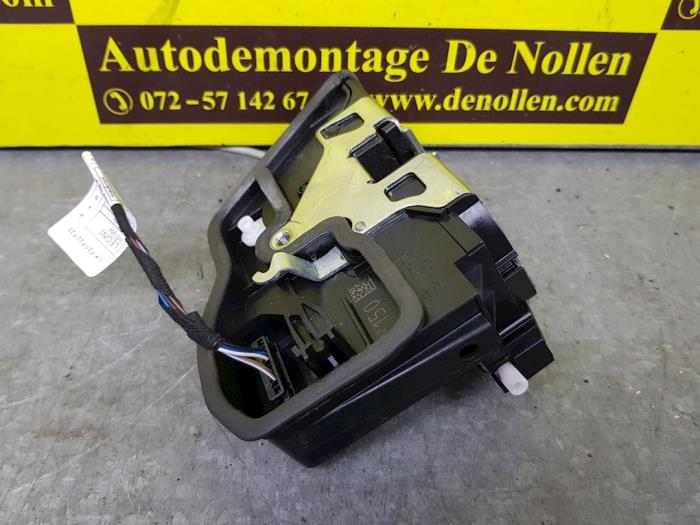 Dörrlåsmekanism, 2-dörrars, höger från en BMW 1 serie (F20) 114d 1.5 12V TwinPower 2016