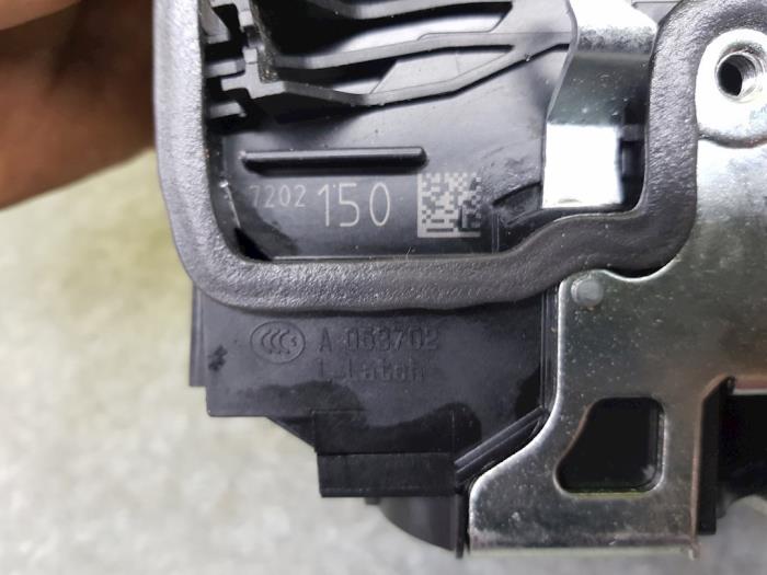 Dörrlåsmekanism, 2-dörrars, höger från en BMW 1 serie (F20) 114d 1.5 12V TwinPower 2016