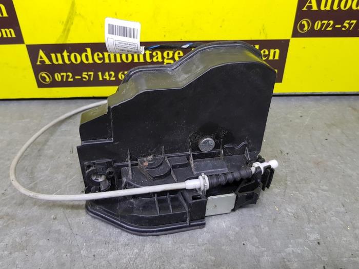 Dörrlåsmekanism, 2-dörrars, höger från en BMW 1 serie (F20) 114d 1.5 12V TwinPower 2016