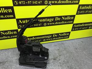 Begagnade Dörrlåsmekanism, 2-dörrars, höger Peugeot Boxer (U9) 2.2 HDi 120 Euro 4 Pris € 72,60 Inklusive moms erbjuds av de Nollen autorecycling