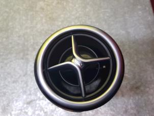 Gebruikte Luchtrooster Dashboard Mercedes B (W246) 1.5 B-180 CDI,d 16V Prijs € 30,00 Margeregeling aangeboden door de Nollen autorecycling