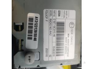 Używane Radioodtwarzacz CD Ford Fiesta 6 (JA8) 1.0 EcoBoost 12V 100 Cena € 90,75 Z VAT oferowane przez de Nollen autorecycling