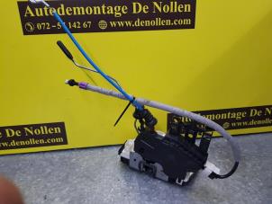 Używane Mechanizm blokady drzwi lewych przednich wersja 4-drzwiowa Mercedes A (W176) 2.2 A-220 CDI 16V Cena € 90,75 Z VAT oferowane przez de Nollen autorecycling