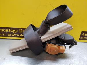 Gebruikte Veiligheidsgordel rechts-voor Toyota Avensis Wagon (T25/B1E) 2.2 D-4D 16V D-CAT Prijs € 75,00 Margeregeling aangeboden door de Nollen autorecycling