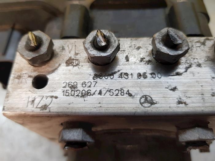 Pompa ABS z Mercedes-Benz A (W176) 1.6 A-200 16V 2015