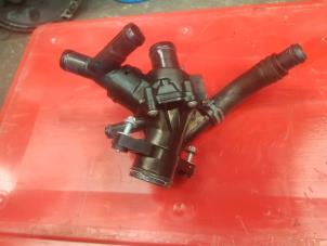 Używane Obudowa termostatu Mercedes A (W176) 1.6 A-200 16V Cena € 75,00 Procedura marży oferowane przez de Nollen autorecycling