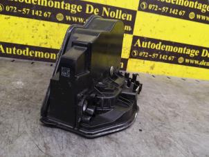 Begagnade Dörrlåsmekanism, 2-dörrars, höger BMW 1 serie (F21) 118i 1.5 TwinPower 12V Pris € 90,75 Inklusive moms erbjuds av de Nollen autorecycling