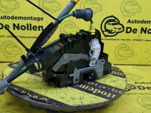 Gebruikte Deurslot Mechaniek 4Deurs rechts-achter Mercedes C Estate (S205) C-220 CDI BlueTEC, C-220 d 2.2 16V Prijs € 50,00 Margeregeling aangeboden door de Nollen autorecycling