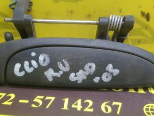 Begagnade Dörrhandtag, 4-dörrars, höger fram Renault Clio II (BB/CB) 1.2 16V Pris € 15,00 Marginaltabell erbjuds av de Nollen autorecycling
