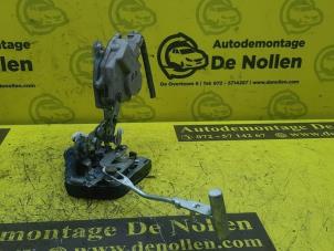 Begagnade Dörrmekanism, 4-dörrars, höger bak Daihatsu YRV (M2) 1.3 16V DVVT Pris € 35,00 Marginaltabell erbjuds av de Nollen autorecycling