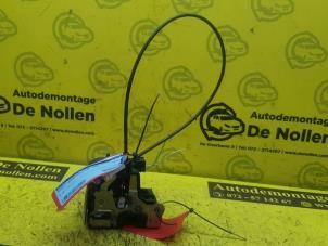 Begagnade Dörrlåsmekanism, 4-dörrars, vänster bak Renault Scénic I (JA) 2.0 16V IDE Pris € 30,00 Marginaltabell erbjuds av de Nollen autorecycling