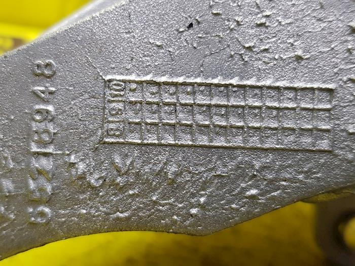 Övre fäste, generator från en Abarth 500/595/695 1.4 T-Jet 16V Esse Esse 2018