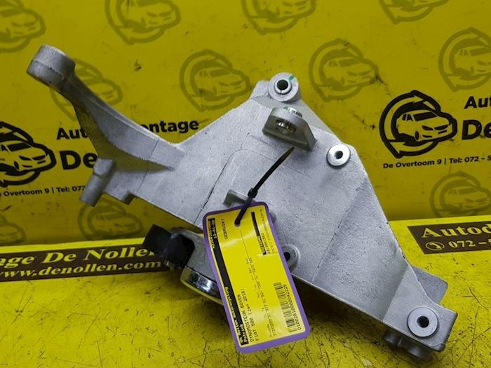 Övre fäste, generator från en Abarth 500/595/695 1.4 T-Jet 16V Esse Esse 2018