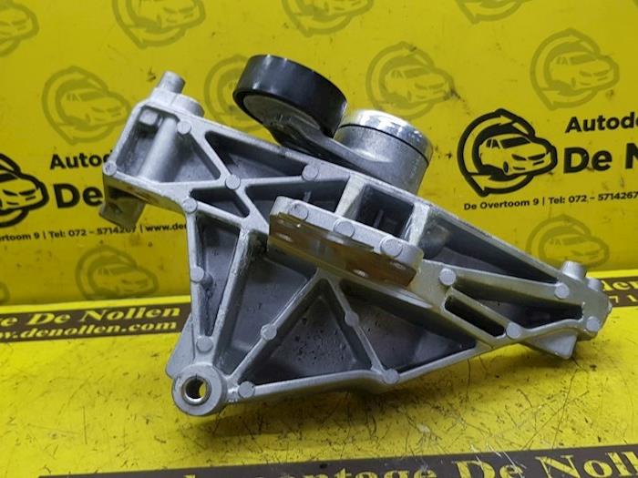 Övre fäste, generator från en Abarth 500/595/695 1.4 T-Jet 16V Esse Esse 2018