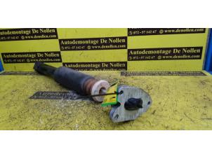 Gebruikte Schokdemperpoot links-achter Mini Mini Convertible (F57) 2.0 16V Cooper S Prijs € 90,75 Inclusief btw aangeboden door de Nollen autorecycling