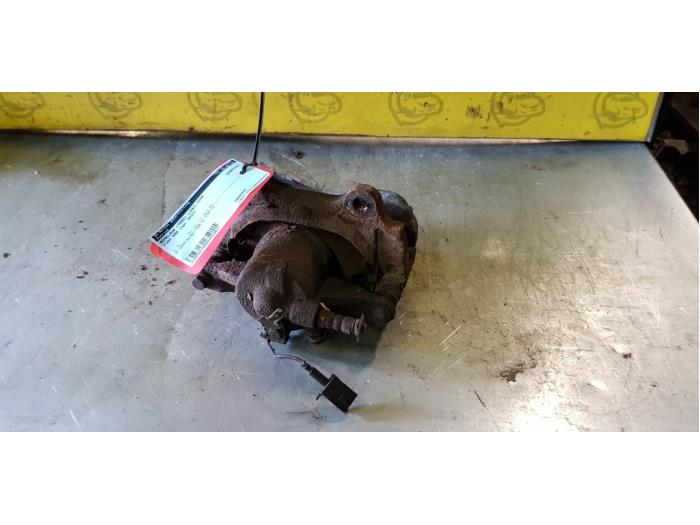 Främre bromsok, vänster från en Abarth 500/595/695 1.4 T-Jet 16V 2013