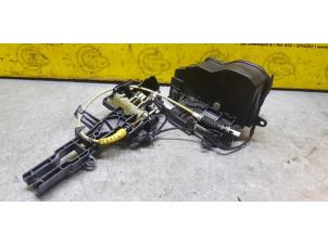 Begagnade Dörrlåsmekanism, 2-dörrars, höger BMW 1 serie (E82) 120i 16V Pris € 50,00 Marginaltabell erbjuds av de Nollen autorecycling