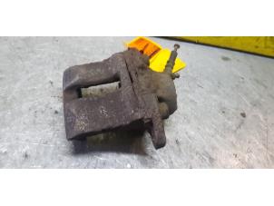 Begagnade Främre bromsok, höger Renault Clio II (BB/CB) 1.4 16V Pris € 40,00 Marginaltabell erbjuds av de Nollen autorecycling