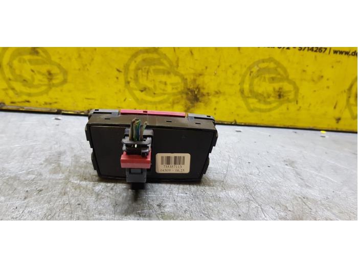 Nödbelysningsbrytare från en Fiat Panda (169) 1.2 Fire 2005