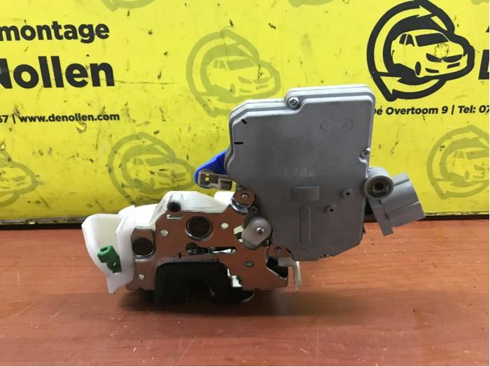 Dörrlåsmekanism, 4-dörrars, vänster fram från en Subaru Impreza II (GD) 2.0 Turbo 16V WRX Sti 2000